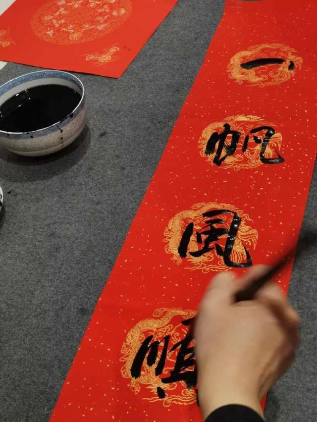  火红■火红春联，自然是散发着墨香的最好！