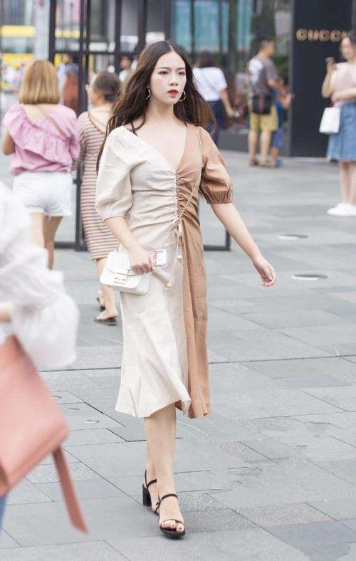 街拍：时尚小姐姐白色长T恤玩下衣失踪，高颜值好身材太迷人！