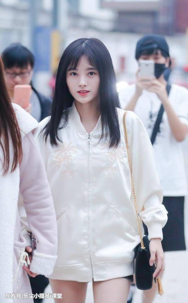 鞠婧祎腰真细，那么紧的短裤都能凹进去，不愧是“四千年美女”