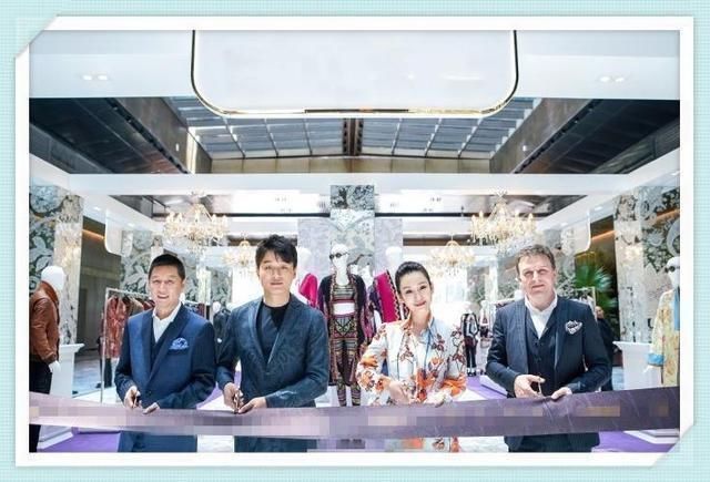 当秦海璐和刘涛同穿花睡衣现身，网友:高级与廉价的差距一目了然