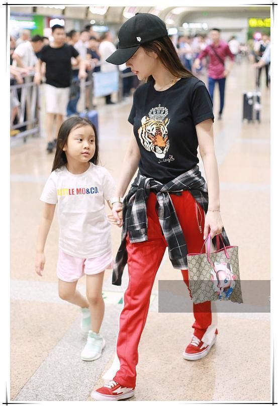 当李小璐换下短裤穿长裤，网友直呼：美炸天！当妈就该有当妈的样