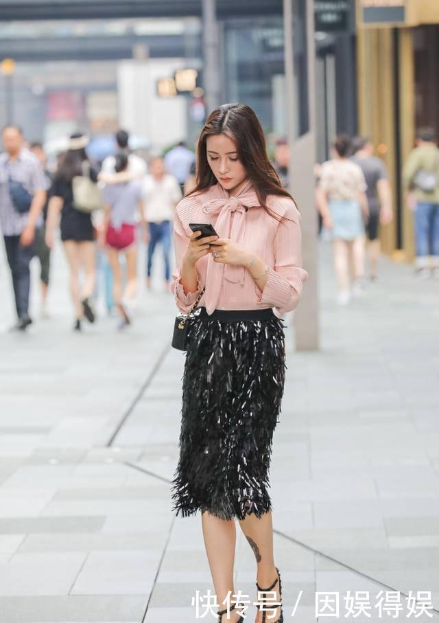  『有型』街拍：牛仔连衣裙的美少女妹纸，青春时尚靓丽有型。