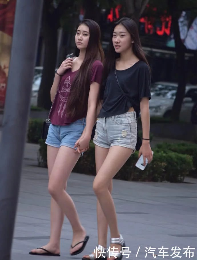 偶遇两位高挑的性感小姐姐，皮肤白身材好，两位姿色不凡小姐姐一