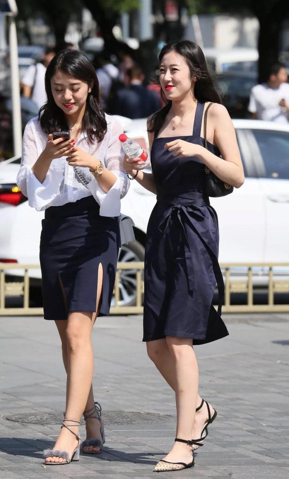 街拍：姐妹花一起逛街，笑的嘴都合不拢，姐妹俩穿衣风格很相似！