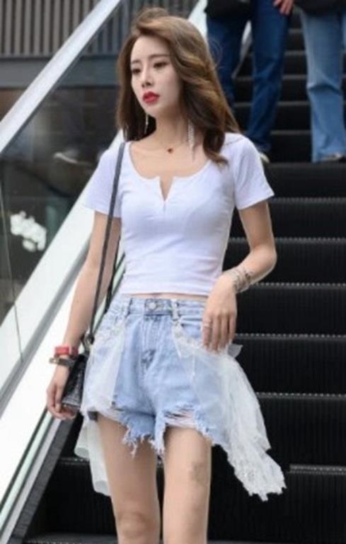 #小姐姐#街拍:迷人优雅的长发美女,简单穿着魅力十足,美的迷人!