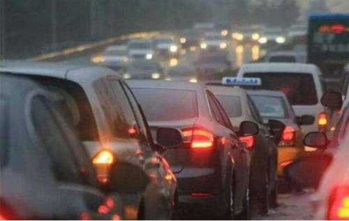 跑高速突遇大暴雨，打双闪还是开雾灯？弄错了既违章又危险