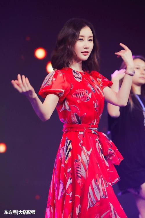 舒畅及肩卷发年轻10岁，大红连衣裙美艳十足，小蛮腰羡煞网友