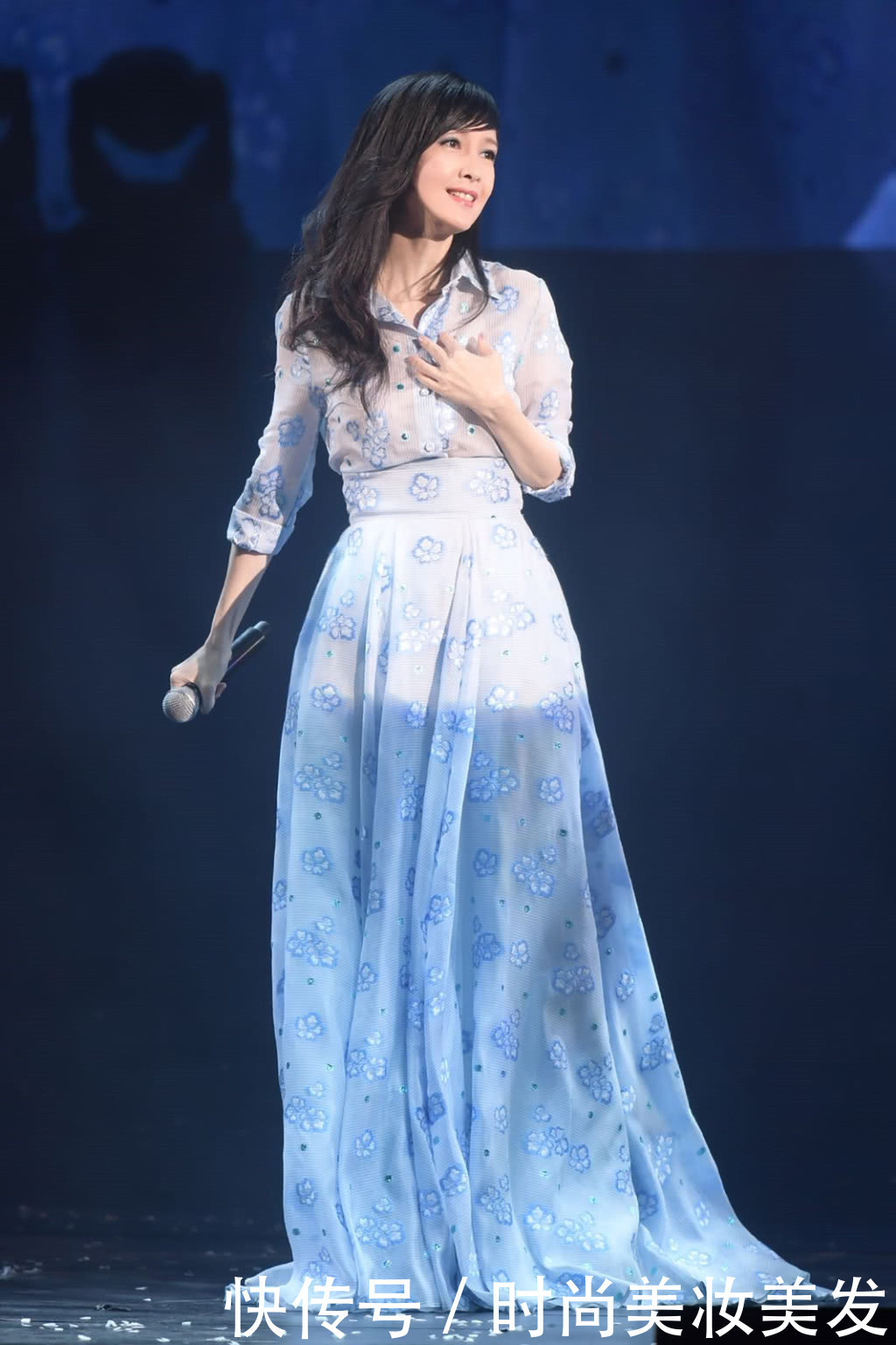 50岁周慧敏太狠了！裙子提到胸口处，衬衫都被挤变形了！