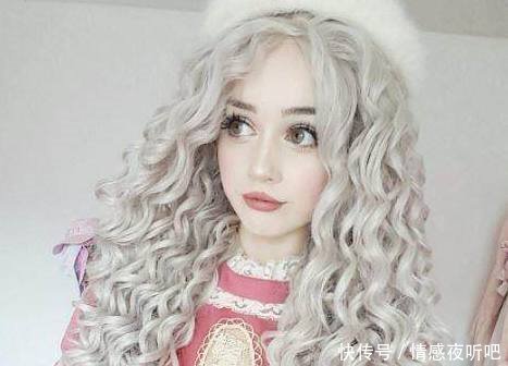 女子自卑不敢卸妆，朋友都疏远她，卸妆后男生却排队跪求交往！