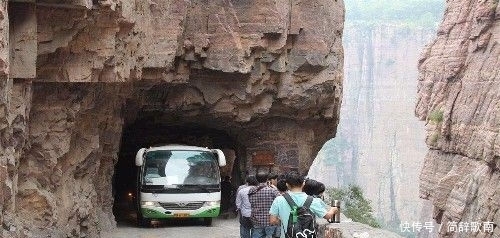 世界最凶险的一个村庄，房屋建在悬崖之上，这里人如何生活？