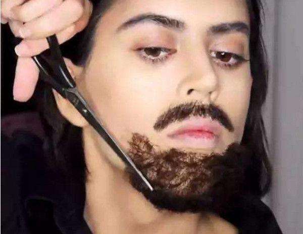 妙龄女子为进男厕体验, 化妆成大叔, 厕所里面男士的反应让人意外