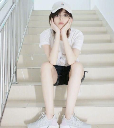 172cm的古力娜扎穿黑色中裤 腿直接短了一半