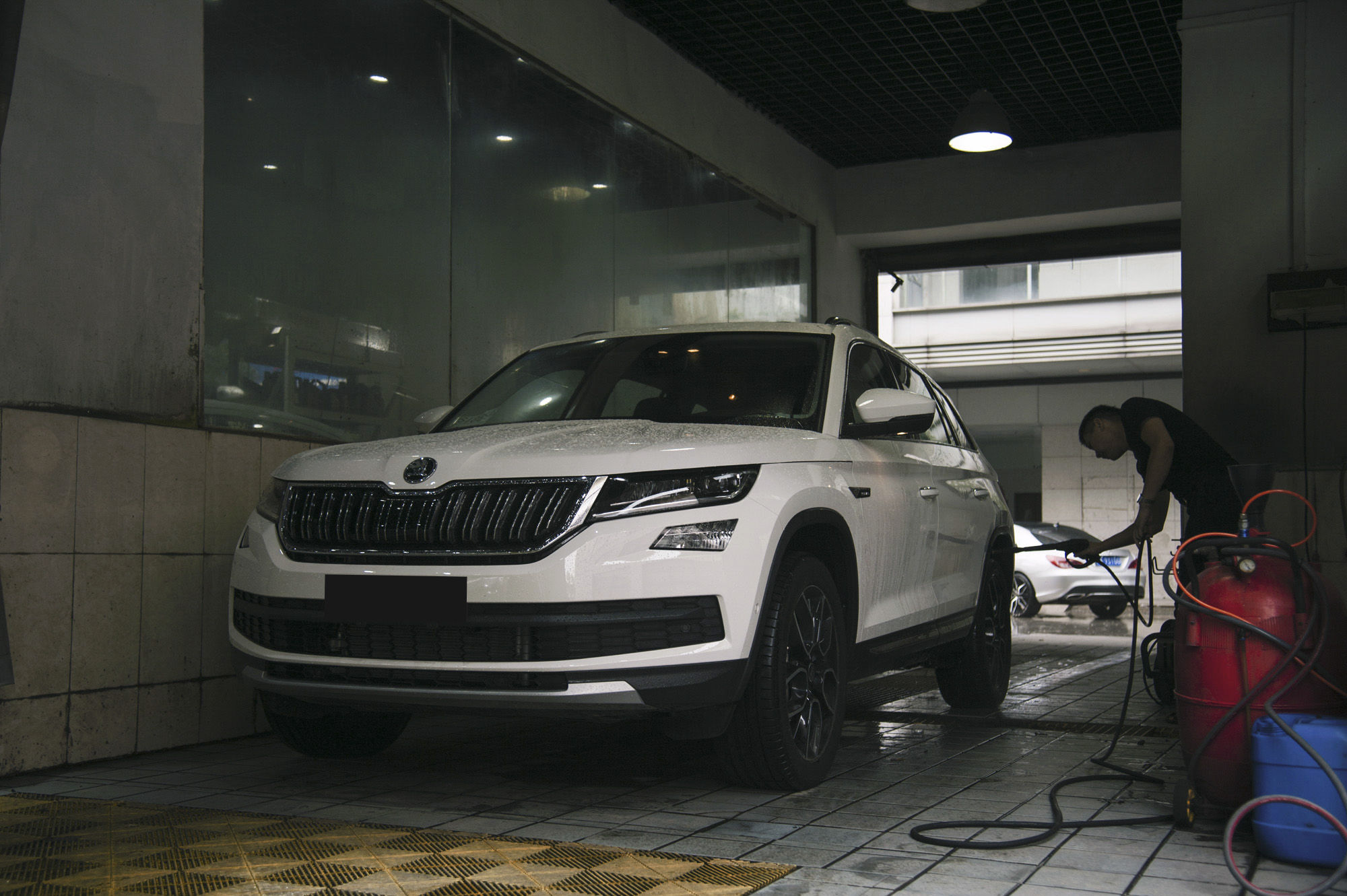 现实版泰囧上海自驾游，历经延误、爆胎、鳄鱼还有暴雨，湿身更撩