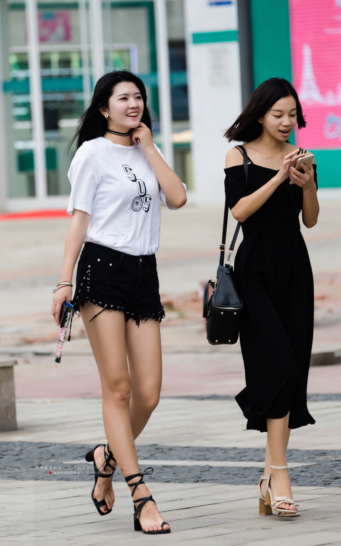 路人街拍，炎热的夏季热裤跟大长腿更配哦