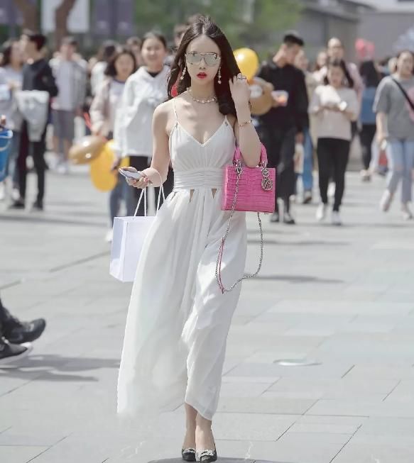  「结节」女神潮范儿美搭！时尚街拍：小结节白色露背连衣裙出街，“白”出新高度！