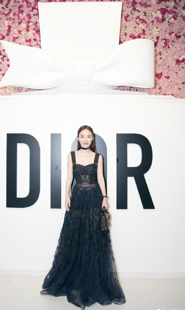 霍思燕身穿条纹衬衫+牛仔裤，气场全开，网友：15cm高跟鞋太抢镜