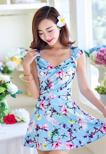 清新甜美的泳衣美女,显现优雅纤瘦的身姿,养眼又迷人!