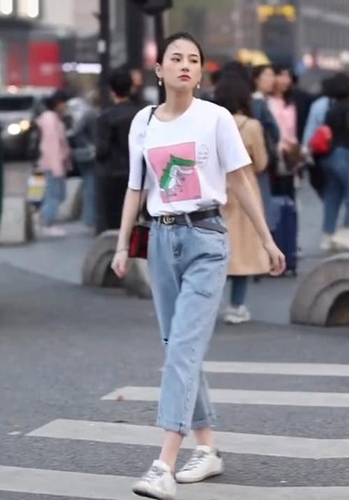 #女生#现在女生穿淑女装忒老土,都在学女汉子穿“七分大眼裤”,炫腿!
