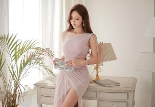 紧身包臀裙:独特魅力的小姐姐,身材曼妙,回头率特别高!