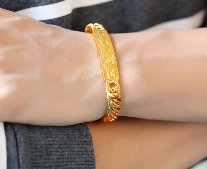 黄金一如既往的“贵”,越来越多人选择“沙金,不超百元尽显霸气