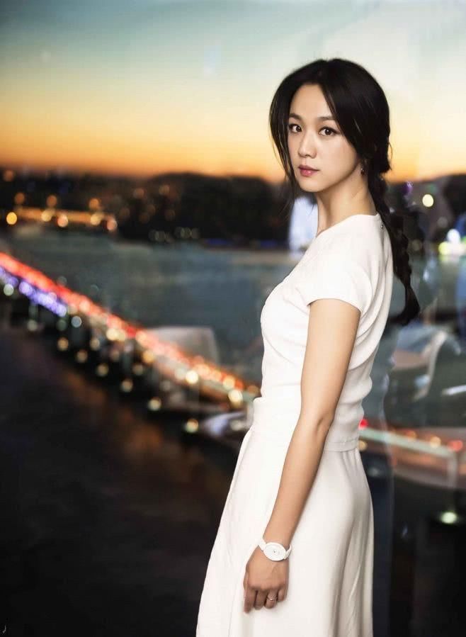 39岁汤唯素颜出镜，满脸雀斑肤色暗沉，网友:不美但是很有味道