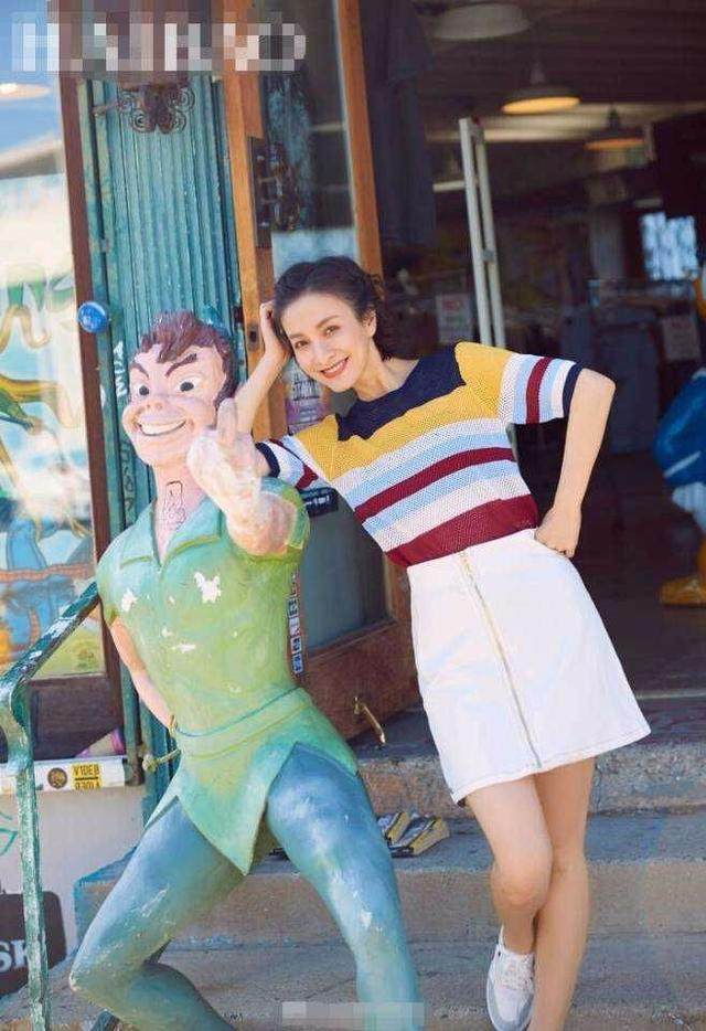 郝蕾真大胆! 穿的蕾丝连衣裙也太透明了 网友: 根本遮不住还不如