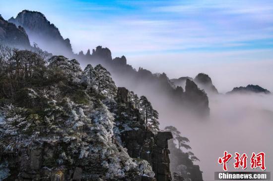 安徽黄山现云海雾凇景观