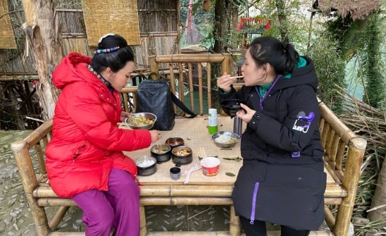  『坐在』刘晓庆近照曝光，67岁的她满头白发，坐在路边端着大盆吃饭！