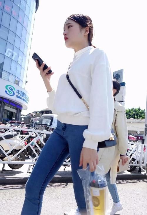  「个性」清纯女神白色卫衣搭配紧身牛仔裤，个性时尚让人眼前一亮