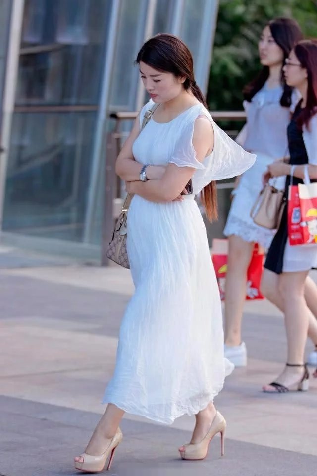 难道夏天只有紧身裤才能显露出好身材么，这样一件雪纺连衣裙大秀