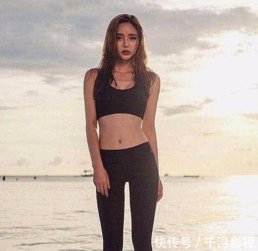  『美女』街拍清爽娇美的紧身打底裤美女，散发十足女人味