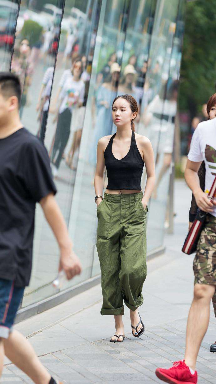 北京街拍, 身材好的女生这么搭, 轻松显出性感身姿, 让人一见难忘