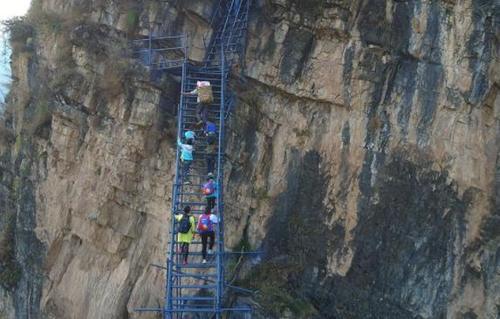 直击大凉山“悬崖村”，获得6亿资助后，如今变成什么样了？