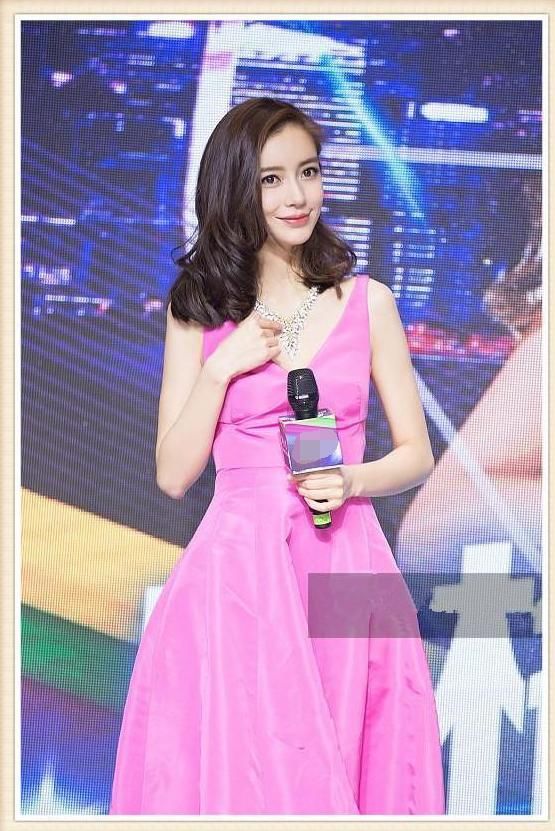 当18岁李诗颖穿粉色裙撞上29岁杨颖，网友：果然姜还是老的辣！