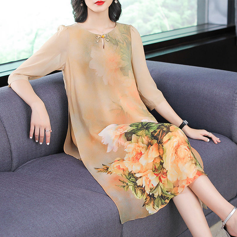 蚕丝裙,穿起来惊艳四方,彰显出妖娆的魅力身材,女人之首选