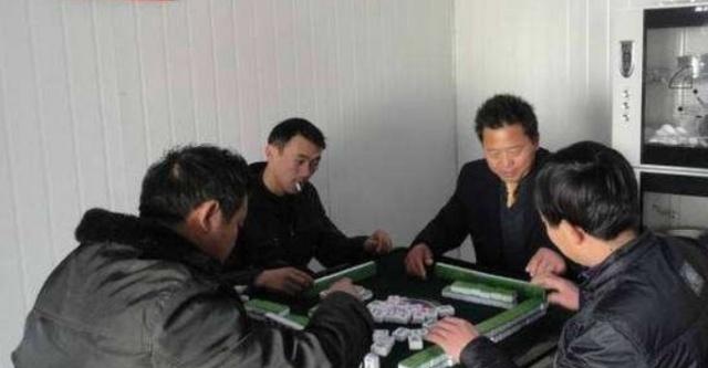 农村出现“少爷”家境贫寒不打工不种地，每天闲逛打牌却不缺钱花