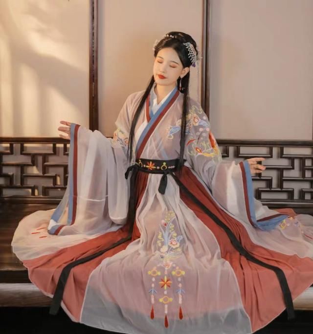  「套衣服的配」它被称作时期的泪水，型制不正确却仍然受大伙儿热烈欢迎，究竟由于哪些