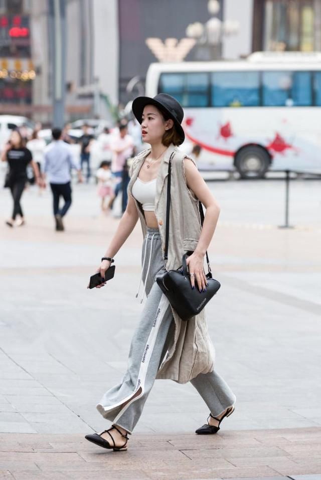 「过半」街拍:街角一抹春色,行过半街留香!