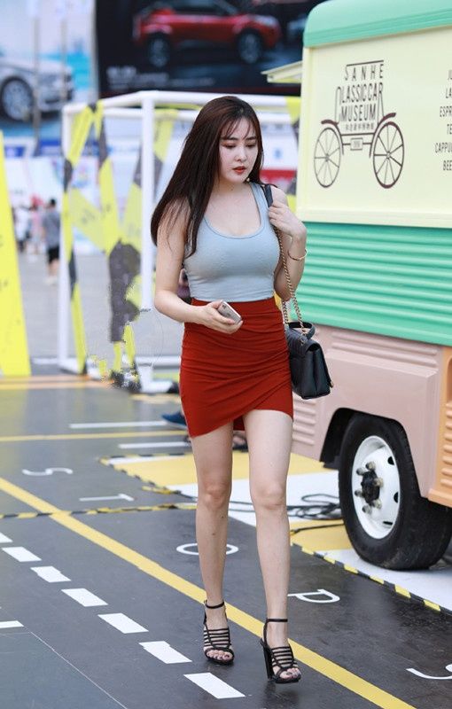 街拍:图1卡戴珊大姐，这胯不宽!图2美女会玩，穿两条裙子!