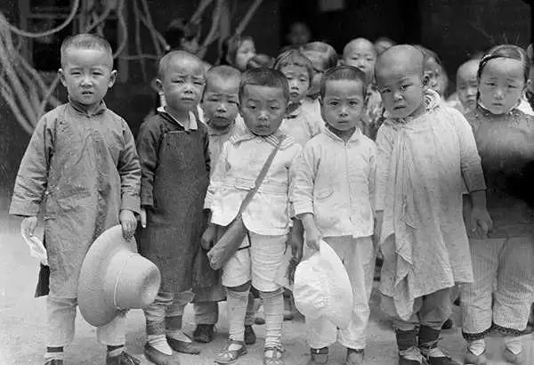 美国人在鞋盒里发现了6000张中国老照片，轰动全世界