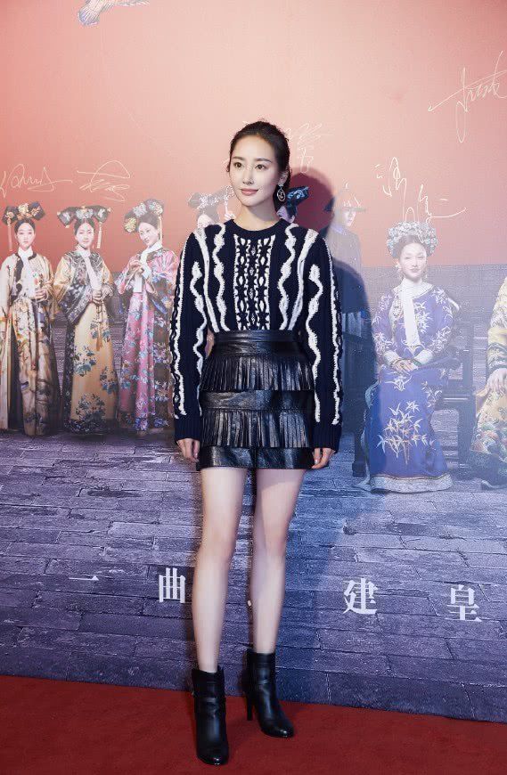 原来李纯那么时髦，竟穿条“扫把裙”出席活动，除了美还是美!