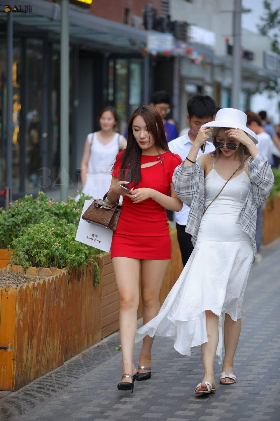 两位小姐姐穿着打扮好时尚，有没有被小姐姐的翘臀迷倒啊？