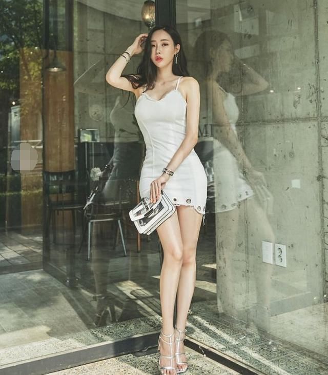 甜美迷人的紧身裙小姐姐，身材比例很好，魅力十足