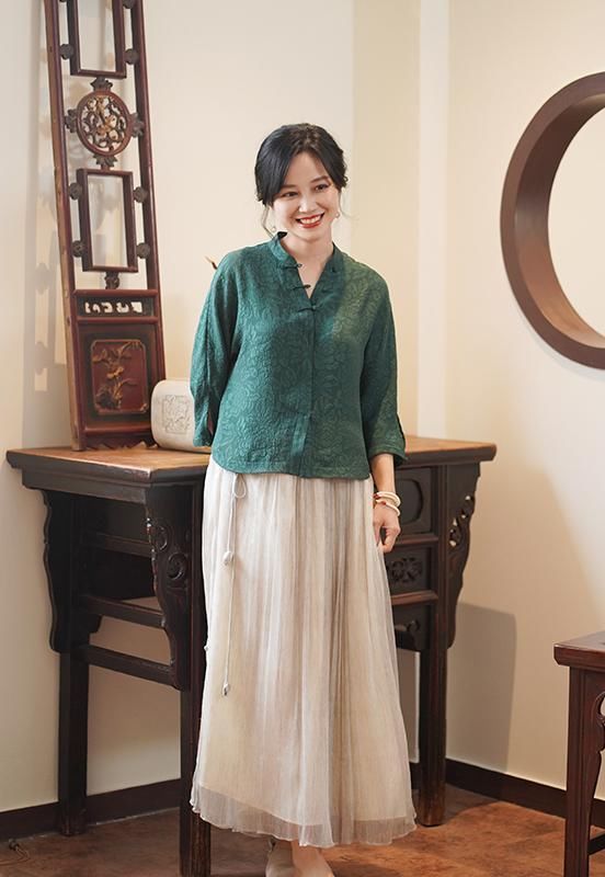  女人：50岁女人尽量少穿牛仔裤，中式上衣+半裙，优雅减龄！