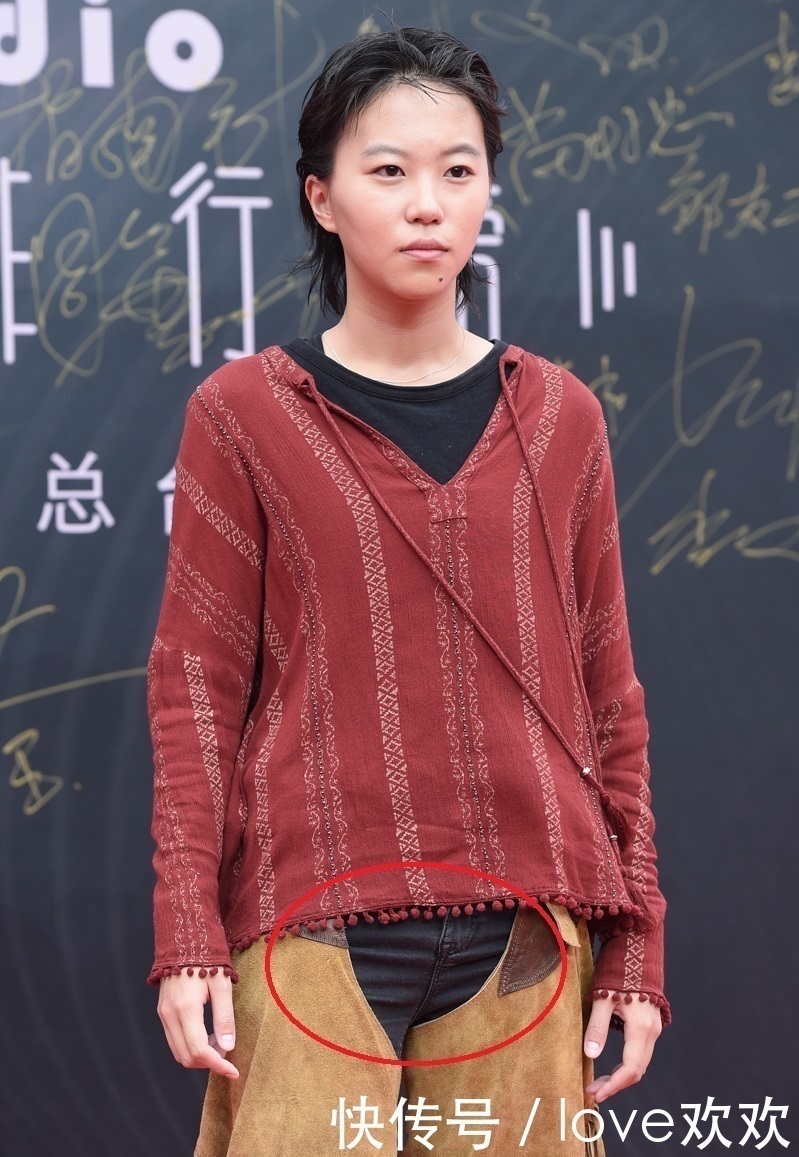 窦靖童换衣服也难掩尴尬，裤子太个性，一出场便被锁定了三角区