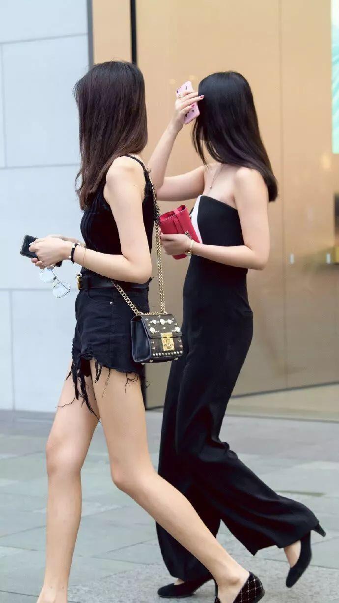 街拍美女：筷子美腿闺蜜用黑色诠释白皙的美