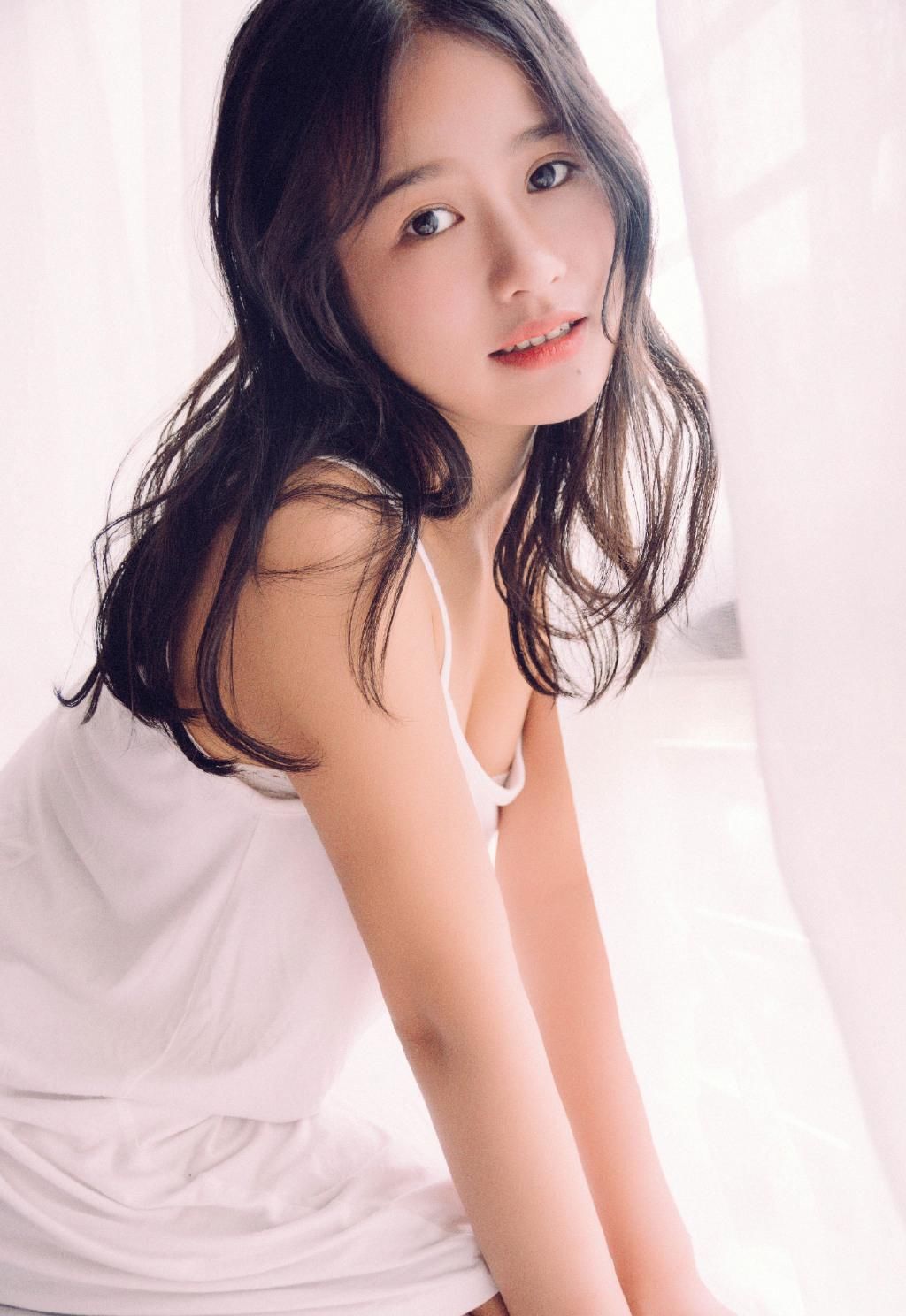 睡衣美女白色吊带低胸爆乳美女图片