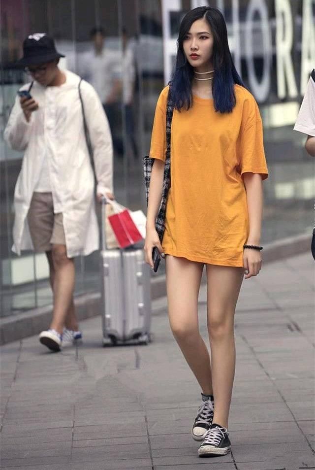 街拍!初秋时节看看女神们是怎么穿衣搭配的!
