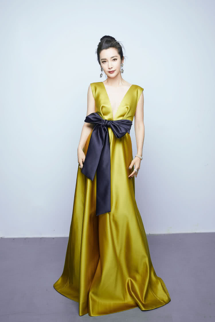 李冰冰出席活动,深V裙明艳动人,却被斯坦森拖鞋抢镜!