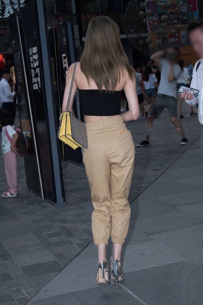 街拍：夜晚，小姐姐穿得这么清凉不怕危险吗？